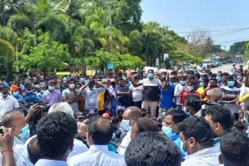 யாழில் போராட்ட இடத்திற்கு சென்ற டக்ளஸ் தேவானந்தாவால்  பதற்றம்!