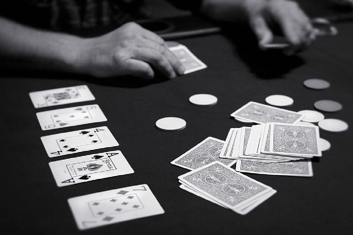 மரக்கறி சந்தையில் சூதாட்டம் விளையாடிய 10 பேர் கைது | 10 People Arrested For Gambling Market