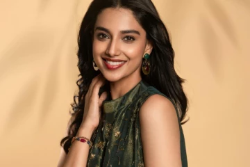 லக்கி பாஸ்கர் நடிகை மீனாட்சி சவுத்ரி மாடர்ன் உடையில் அழகிய ஸ்டில்கள்