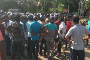 கிளிநொச்சி பெற்றோல் நிலையத்தில் ஏற்பட்ட குழப்பம்! முகாமையாளர் தப்பி ஓட்டம்