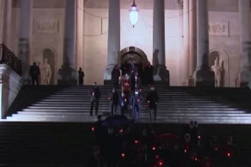 கொரோனாவால் உயிரிழந்தோருக்கு தேவாலயத்தில் எழுப்பப்பட்ட  900 முறை மணி ஒலி