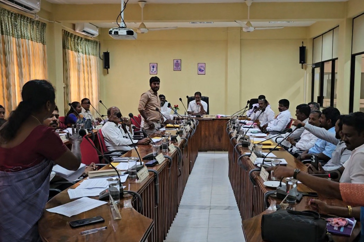 வெடிவிழும் என மிரட்டடிய அர்ச்சுனா எம்பி! மானிப்பாய் தவிசாளரின் கருத்தால் சபையில் அமளி துமளி | Mp Archchuna Threatens Govt Officials