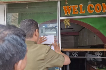 யாழில் சுகாதார சீர்கேட்டுடன் இயங்கிய இரண்டு உணவகங்களுக்கு சீல் வைப்பு...