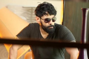 பரட்ட தலை, கையில் பெரிய டாட்டூ என ஆளே மாறியுள்ள நடிகர் விக்ரம்- இதோ அவரது லுக்