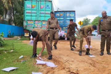 வவுனியாவில் குப்பை பொறுக்கும் பொலிஸார்!