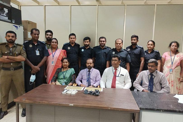 60 தங்க பிஸ்கட்டுகளுடன் நபரொருவர் கைது | A Person Arrested With 60 Gold Biscuits