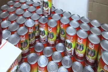 சதொசவில் பாவனைக்குதவாத  பெரும் தொகை ரின் மீன்கள்!