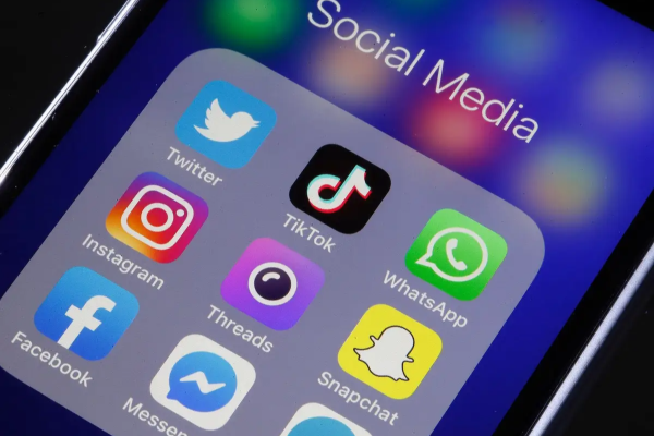 15 வயதுக்கு குறைவான பிள்ளைகளுக்கு சமூக ஊடகத் தடை: பிரான்சில் மசோதா நிறைவேற்றம் | France Pass Bill To Ban Social Media For Under 15 15 வயதுக்கு குறைவான பிள்ளைகளுக்கு சமூக ஊடகத் தடை: பிரான்சில் மசோதா நிறைவேற்றம் | France Pass Bill To Ban Social Media For Under 15