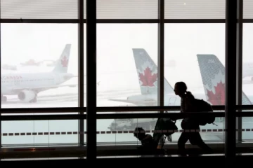 அமெரிக்கா செல்ல முயன்ற கனேடிய இளம்பெண்ணுக்கு அனுமதி மறுப்பு