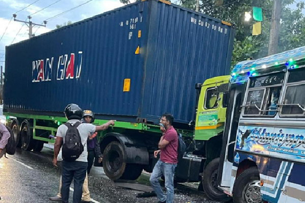 பஸ் - பார ஊர்தி நேருக்கு நேர் மோதி விபத்து; சாரதி ஸ்தலத்தில் பலி | Bus Truck Head On Collisionkilled Driver Sport
