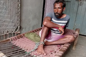 மகனை சங்கிலியால் கட்டிவைத்துள்ள பெற்றோர்! போதையின் பிடியிலிருந்து காக்க போராட்டம்...