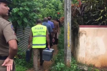 விடுதி ஒன்றின் அருகே எரிந்த நிலையில் ஆண் ஒருவரின் சடலம் மீட்பு!