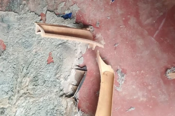 யாழில் வீட்டின் மீது பெற்றோல் குண்டு வீச்சு; வன்முறை குழு அட்டகாசம்