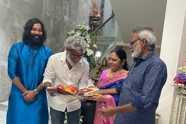 150 கோடியில் கட்டப்பட்டுள்ள வீட்டில் பிரபல இயக்குனருடன் தனுஷ் எடுத்துக்கொண்ட புகைப்படம்.. இதோ | Dhanush Picture With Director In New House 150 கோடியில் கட்டப்பட்டுள்ள வீட்டில் பிரபல இயக்குனருடன் தனுஷ் எடுத்துக்கொண்ட புகைப்படம்.. இதோ | Dhanush Picture With Director In New House