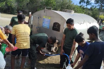 கதிர்காம செல்லும் பக்தர்களுக்கு உதவும் இராணுவத்தினர்!