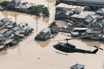 பிரேசிலில் வெள்ளத்தில் சிக்கியவர்கள் ஹெலிகாப்டர்கள் மூலம் மீட்பு!