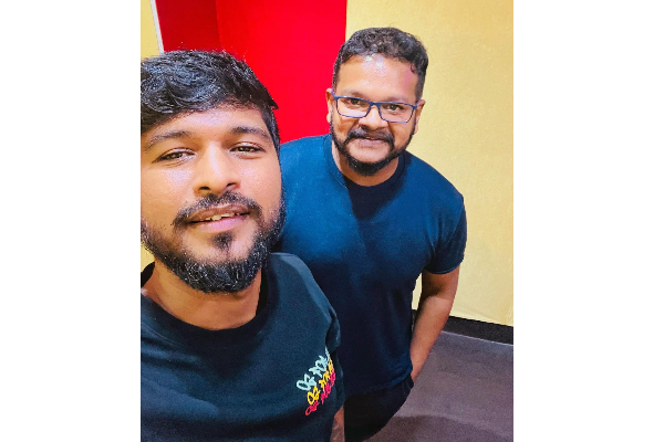 துணிவு படத்தில் முக்கிய பாடலை பாடியுள்ள இளம் பாடகர்! இசையமைப்பாளருடன் அவர் எடுத்துக்கொண்ட போட்டோ | Thunivu Song Done By Vaisag