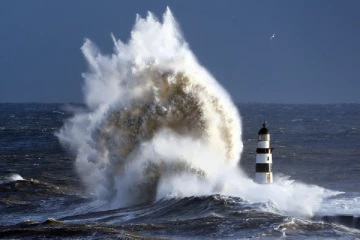 பிரித்தானியாவை தாக்கிய சியாரன் புயல்; தொடர்ந்து ஏற்பட்ட நிலநடுக்கம்., 88 வெள்ள எச்சரிக்கைகள்