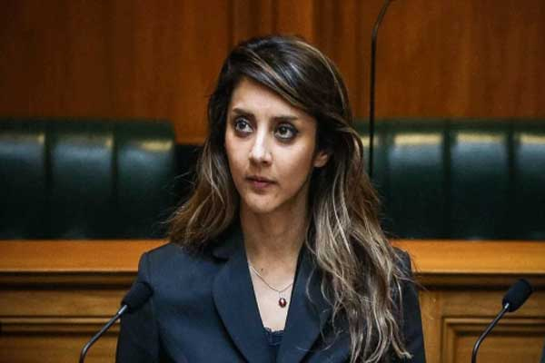 ஆடைகளை திருடிய நியூசிலாந்து எம்.பி இராஜினாமா | New Zealand Mp Accused Of Stealing Clothes Resigns