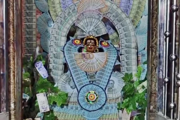 ஆடி வெள்ளியை முன்னிட்டு அம்மனுக்கு 5 லட்சம் பணத்தால் அலங்காரம்- எங்கு தெரியுமா?