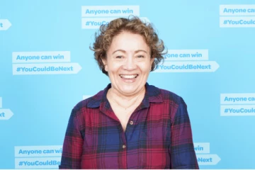 கைப்பையை சுத்தம் செய்த பெண்ணுக்கு கிடைத்த அதிஸ்டம்