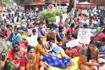 இன்று பள்ளிகள் திறப்பு.. விடுப்பு எடுத்து தொடர் போராட்டத்தில் ஆசிரியர்கள்!