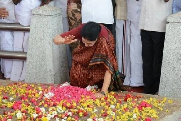 விரைவில் ஜெயலலிதா சமாதியில் சசிகலா? வெளியான ரகசியம்