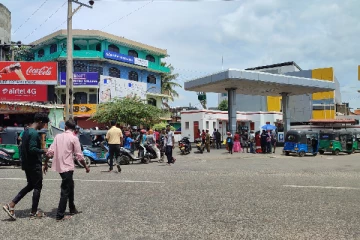 எரிபொருளுக்காக 5 நாட்கள் வரிசையில் நின்றும் புறக்கணிக்கப்பட்ட மக்கள்(Video)