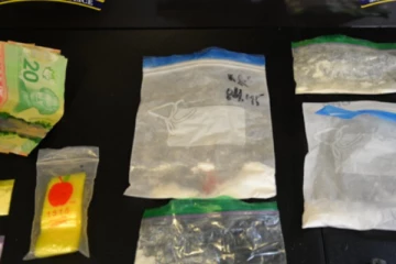 சாலையோரம் நின்றிருந்த காரில்  ஆபத்தான பொருளுடன் சிக்கிய கனேடியர்