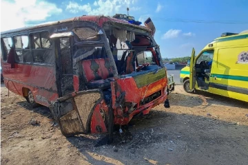 மினிபஸ் கால்வாயில் விழுந்ததில் 21 பேருக்கு நேர்ந்த பரிதாபம்!