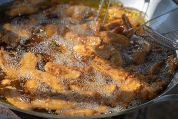 பொரித்த  எண்ணெயையே  மீண்டும் பயன்படுத்துகிறீர்களா? காத்திருக்கும் ஆபத்து! | Do You Reuse Fried Oil Danger Of Waiting