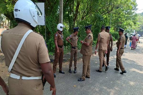 நேருக்கு நேர் மோதிய இரு கார்கள் ; கோர விபத்தில் ஐவர் காயம் | Two Cars Collide Head On Five Injured நேருக்கு நேர் மோதிய இரு கார்கள் ; கோர விபத்தில் ஐவர் காயம் | Two Cars Collide Head On Five Injured
