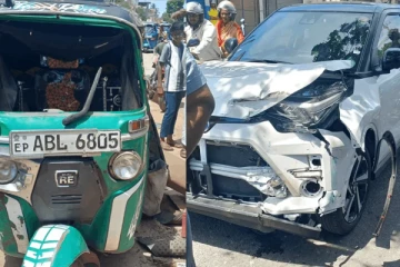 கார் - முச்சக்கரவண்டி மோதி விபத்து