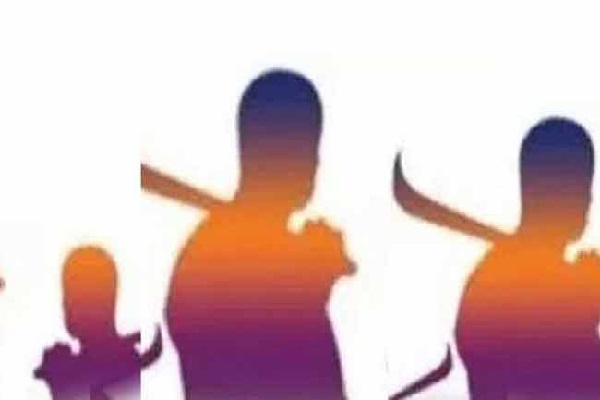 வீடு புகுந்து ஒரே குடும்பத்தை சேர்ந்த நால்வர் மீது வாள்வெட்டு | Four Of The Same Family Were Cut
