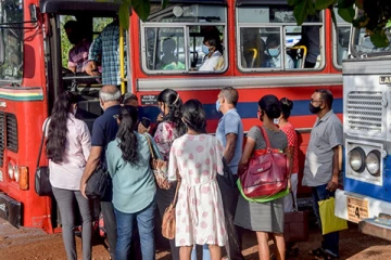 பேருந்திலிருந்து தவறி விழுந்த கர்ப்பிணிப் பெண்