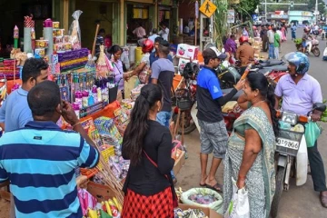 யாழ் வர்த்தக நிலையங்களுக்குள் திடீரென புகுந்த அதிகாரிகள்!