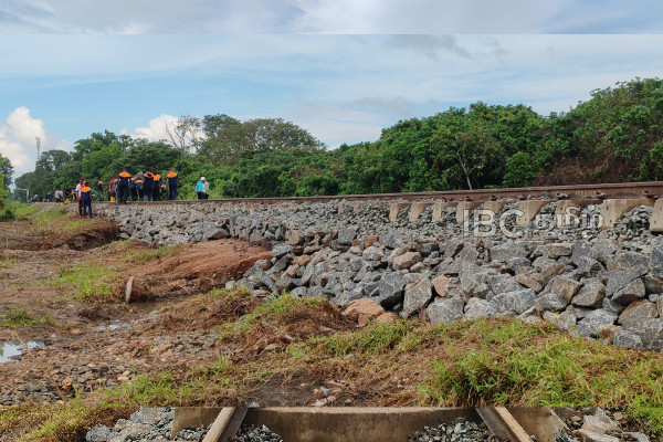 வவுனியாவில் சேதமடைந்த தொடருந்து பாதைகளை பார்வையிட்ட பிரதி அமைச்சர் 2 Gallery