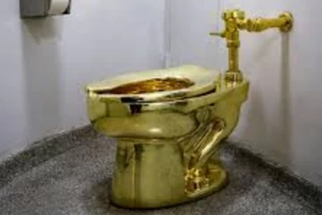 ஏலத்துக்கு வரும் தங்க கழிப்பறை; தலை சுற்ற வைக்கும் விலை!