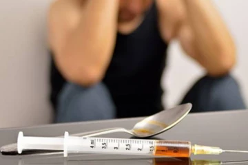 போதைப்பொருள் இல்லாததால் நபர் செய்த மோசமான செயல்