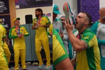 வெற்றி கொண்டாட்ட மிதப்பில் ஷூவை கழட்டி ஆஸ்திரேலிய வீரர்கள் செய்த செயல்! இணையத்தில் சர்ச்சையாகும் காட்சி!