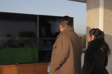 මිසයිල දියත් කිරීමේ මෙහෙයුමක් නිරීක්ෂණයට පියා සමග ගිය දියණිය