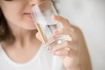 இரவு தூங்கும் முன் தண்ணீர் குடிப்பது நல்லதா?