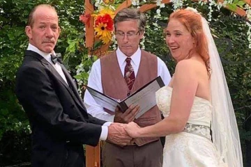 அமெரிக்கா - கனடா எல்லையில் திருமணம் செய்து கொண்ட காதல் ஜோடி....என்ன காரணம்?