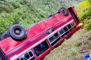 40 அடி பள்ளத்தில் கவிழ்ந்த பேருந்து; பயணிகள் நிலை என்ன?