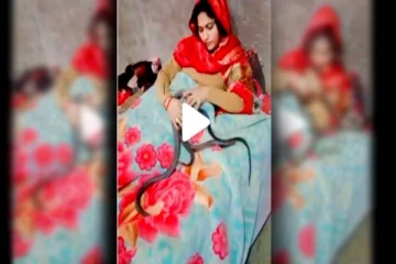 பாம்புகளை தடவிக்கொடுக்கும் பெண்மணி! பதறவைக்கும் வீடியோ காட்சிகள்