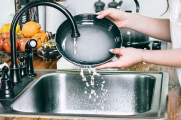 அடிபிடிச்ச பாத்திரம் கூட பளபளனு புதுசு மாதிரி மின்னணுமா? இந்த மூன்றே பொருட்கள் போதும்!