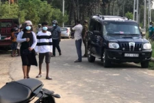 சாவகச்சேரி இல்வாரையில் குவித்த மக்கள்: பொலிஸார் விரட்டியடிப்பு