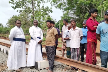 வவுனியாவில் தொடருந்து பாதையை மறித்து மக்கள் ஆர்ப்பாட்டம்: புனரமைப்பு பணி இடைநிறுத்தம் (Photos)