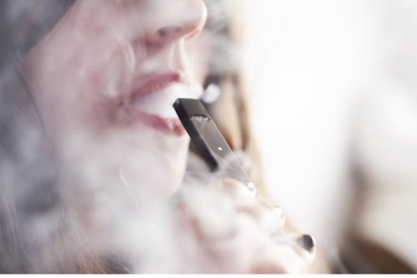 கனடாவில் ஆரம்பப்பள்ளி ஆசிரியரின் மோசமான செயல் | Bc Kindergarten Teacher Reprimanded For Vaping