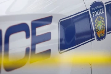 கனடாவில் திருடிய வாகனத்தைச் செலுத்திய பெண் விபத்தில் சிக்கிய நிலையில் கைது